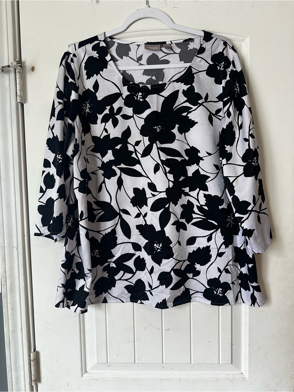 Chico's Black & White Bold Floral Knit Tunic Top - Size 3 (XL)